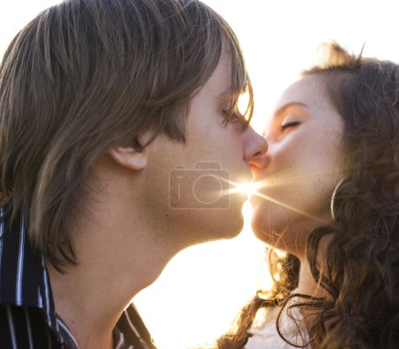 gros plan d'un jeune couple embrassant