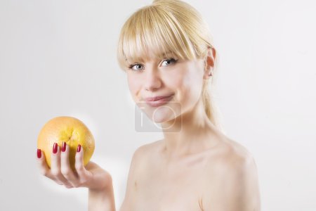 Belle fille avec pamplemousse 