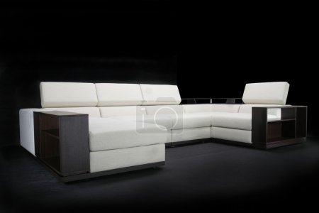 Canapé confortable dans une pièce sombre 