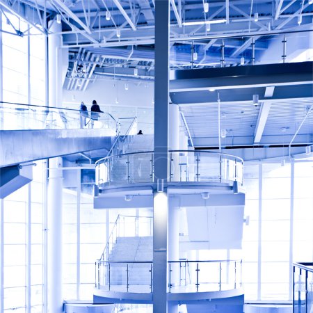 Escaliers dans le centre commercial 