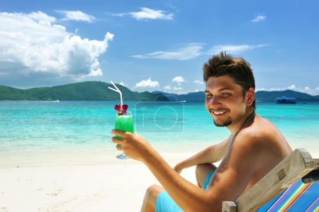 Homme sur une plage 