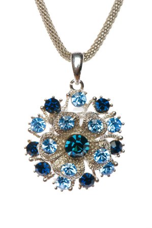 Pendentif sur chaîne isolé sur le blanc
