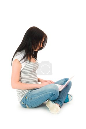 Fille travaillant sur ordinateur portable isolé 