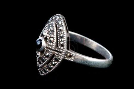 Bague bijoux isolée sur le noir 