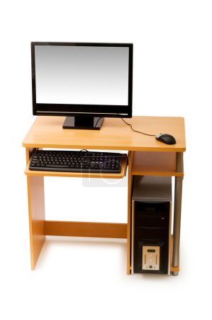 Ordinateur et bureau isolés sur le blanc 