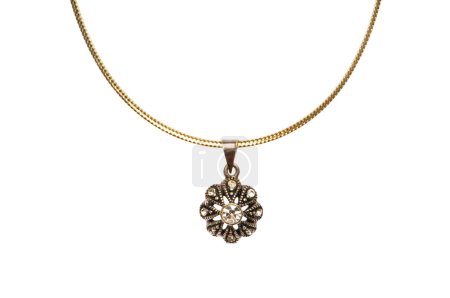 Pendentif sur chaîne dorée isolé 