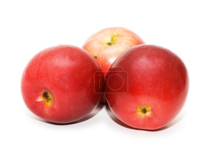Trois pommes rouges isolées 