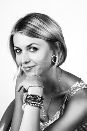 Portrait d'un beau modèle féminin en noir et blanc 