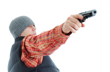 Jeune homme vise avec une arme 