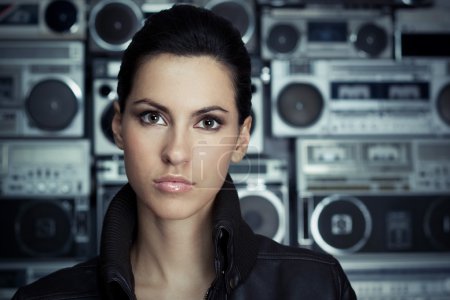 Belle femme avec fond Boom Box 