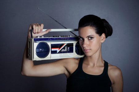 Femme avec rétro Boom Box 