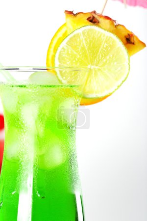 Cocktails tropicaux verts et rouges 
