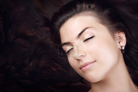 Belle jeune visage féminin 