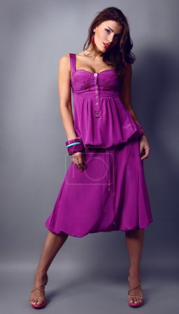 Jeune fille attrayante en robe beatyfull 