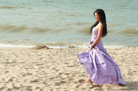 Belle fille est sur la plage 