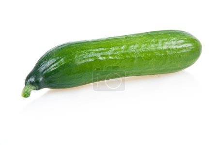 Concombre vert mûr isolé 