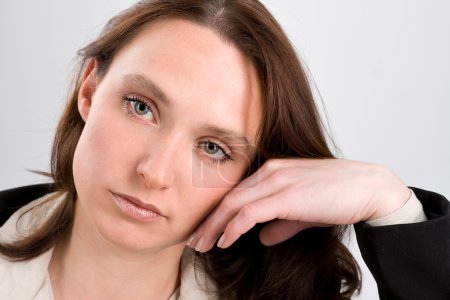 Portrait de jeune femme aux yeux verts 