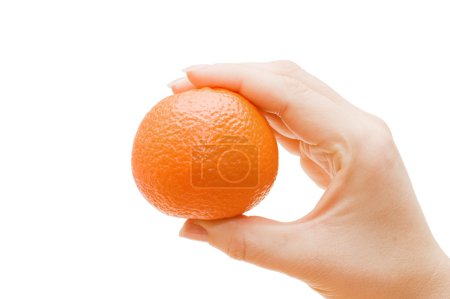 Tangerine dans une main féminine isolée 