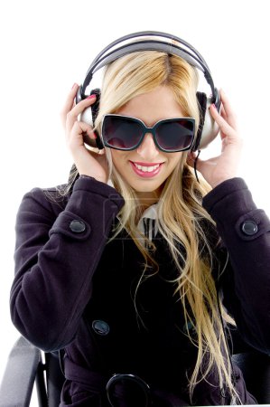Portrait de femme appréciant la musique 
