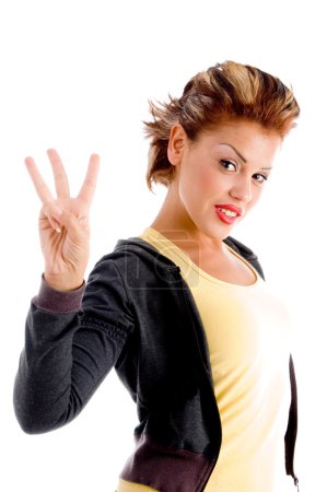 Jolie femme comptant trois 