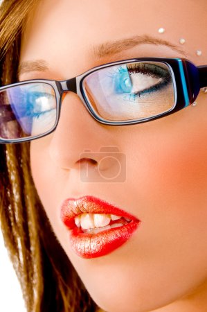 Vue rapprochée du modèle avec usure oculaire 