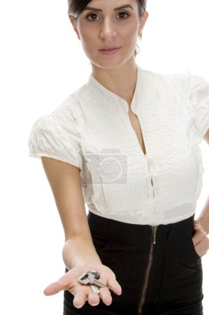 Jeune dame charmante avec des clés dans la paume 