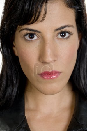 Gros plan du visage féminin regardant la caméra 