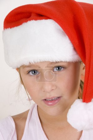 Souriante fille portant un chapeau de Noël 