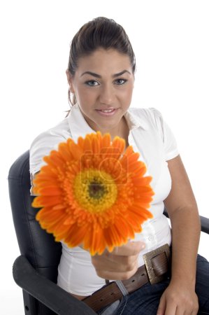 Belle fille montrant fleur orange 