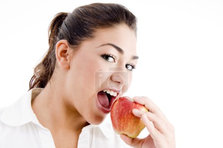 Modèle américain mangeant une pomme 