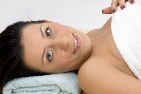 Femme spa relaxante regardant la caméra 