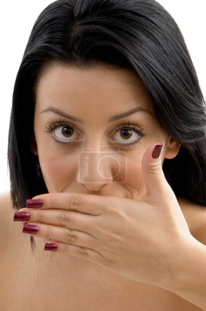 Femme choquée avec la main sur son visage 