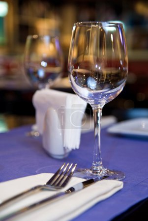 Verre à vin sur table servie au restaurant 