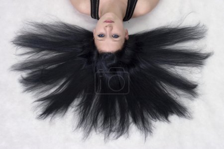 La fille aux longs cheveux noirs 