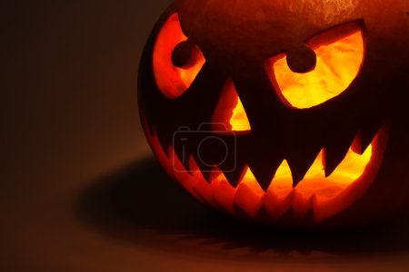 Citrouille d'Halloween dans l'obscurité 