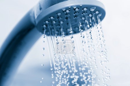 Eau qui coule de la douche métallique 