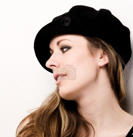 jeune belle fille dans une casquette 