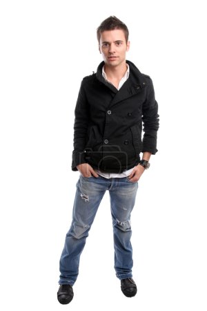 Jeune homme décontracté, posant 