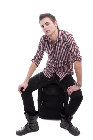 Jeune homme qui attend à l'aéroport 
