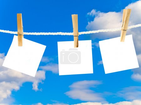 Note blanche vierge contre le ciel bleu 