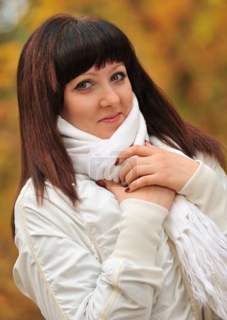 La fille dans une forêt d'automne 