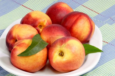 Manger des nectarines 