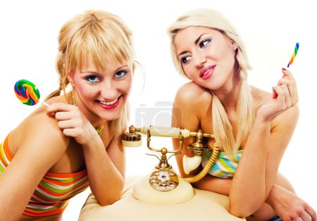 Deux jolies blondes qui traînent 