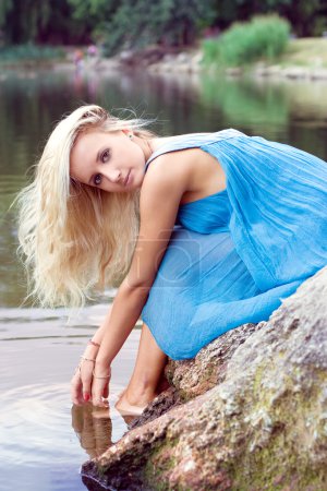 La jeune femme près du lac 