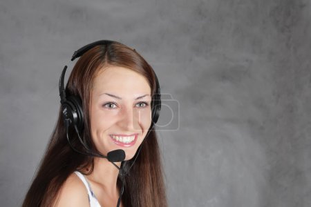 La fille avec un microphone 