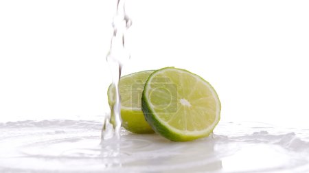 Chaux et éclaboussures d'eau 