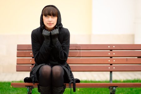Jeune femme sur banc 