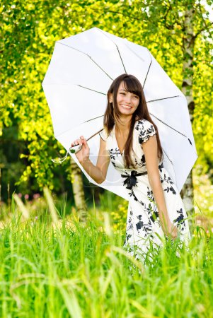 Fille sous parapluie de protection solaire 