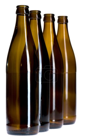 Bouteille de bière vide sur blanc 