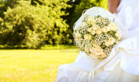 Mariée avec bouquet nuptial